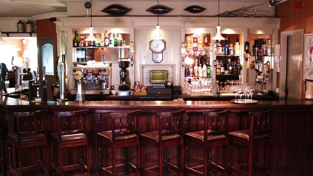 Keanes Of Curraheen, Bar, Restaurant & Accommodation Tralee Bagian luar foto