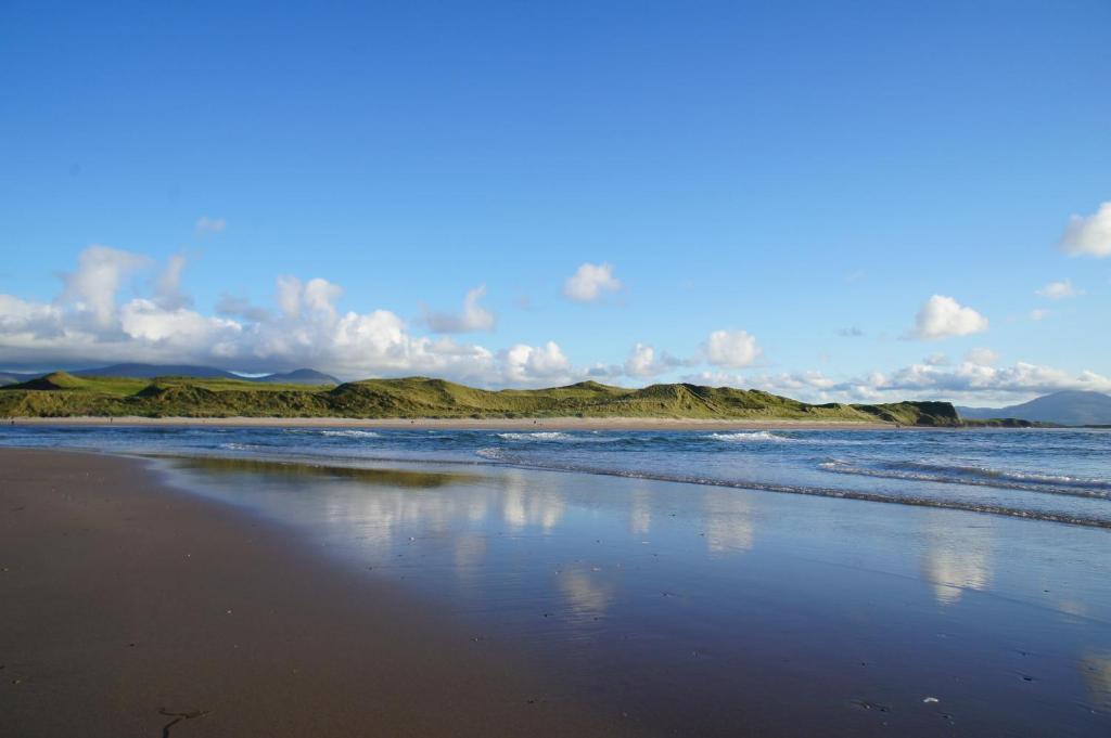Keanes Of Curraheen, Bar, Restaurant & Accommodation Tralee Bagian luar foto